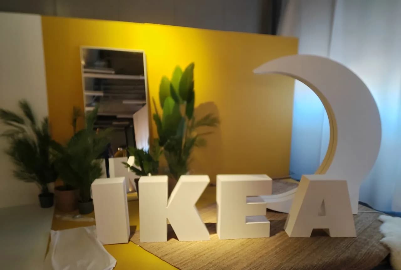 حروف مجسمة لـ IKEA وهلال في ركن موسمي