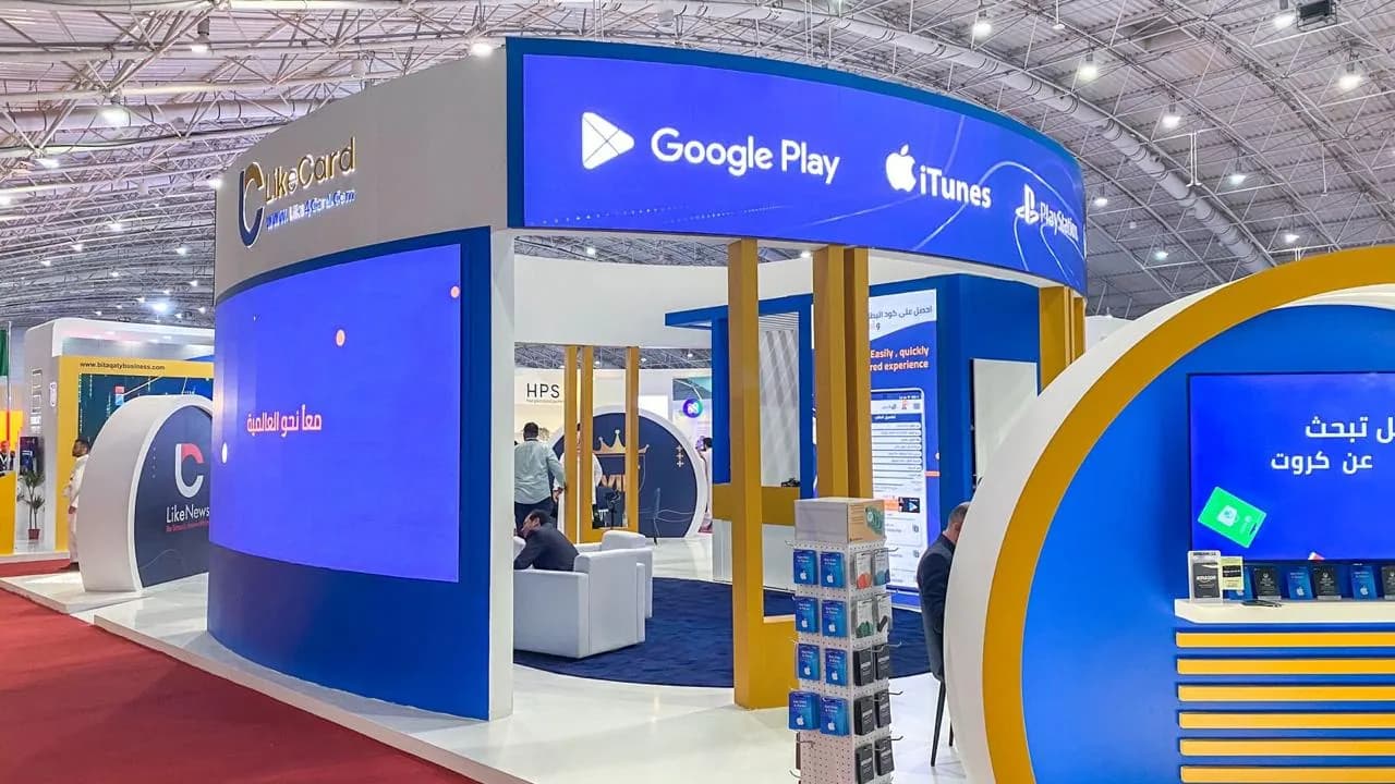جناح بواجهة منحنية تعلوها شاشة كبيرة وشاشات مدمجة في جدرانه في قاعة معرض