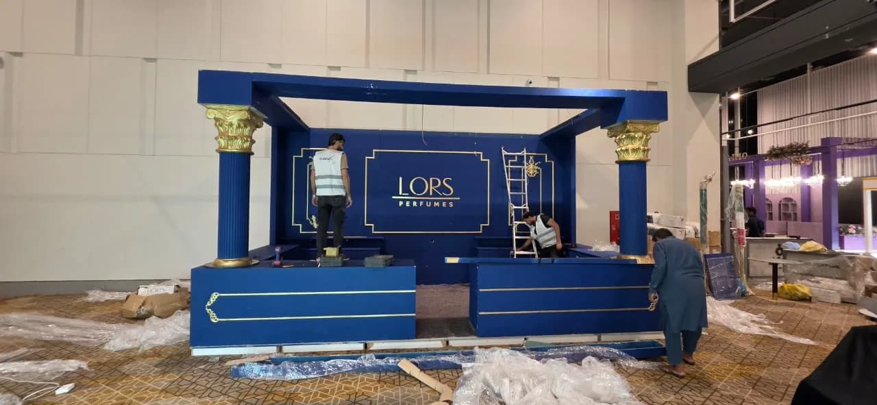 تركيب منصة LORS للعطور بأعمدة كلاسيكية في قاعة فعاليات