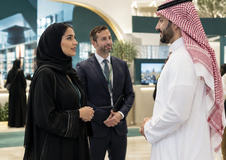 لقاء بين زوار وعارضين في المعرض